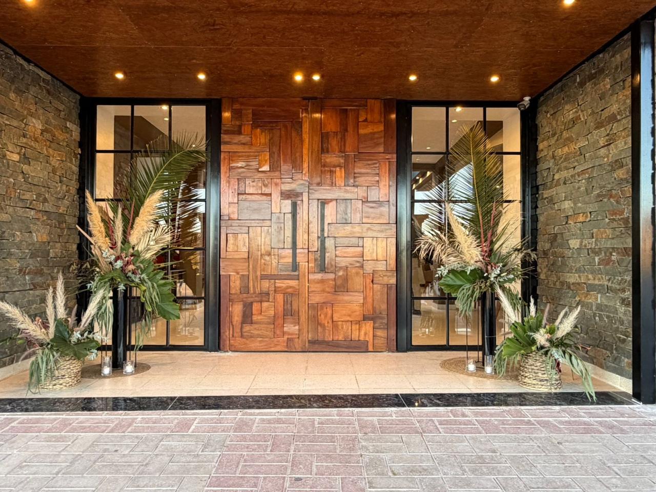 TAKUA- Hotel Serrano / Restó / Cafetería